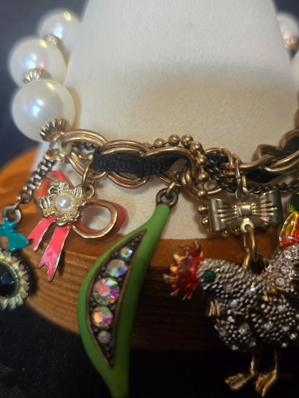 Betsey Johnson Faux Pearl Rooster Charm Bracelet – NWOT - Picture 5 of 8
